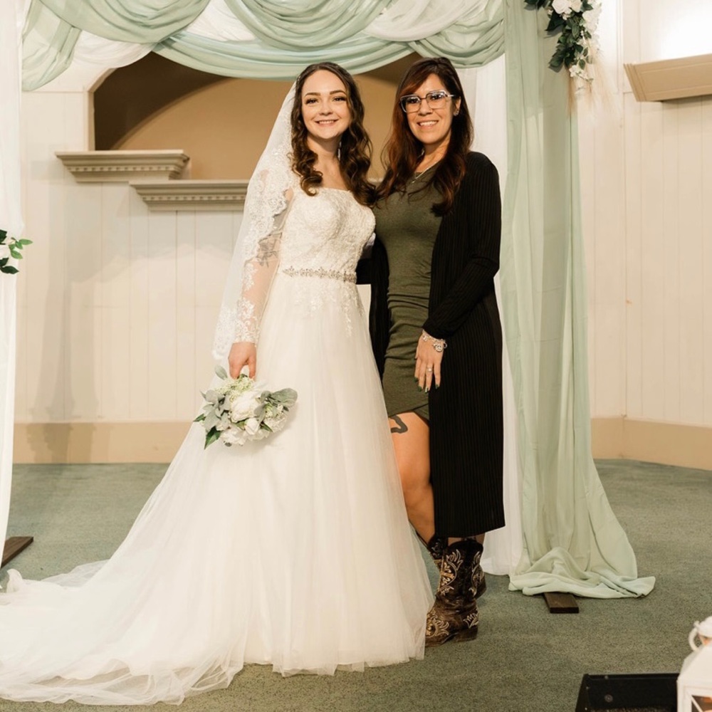 Elegant White Lace Wedding Dress